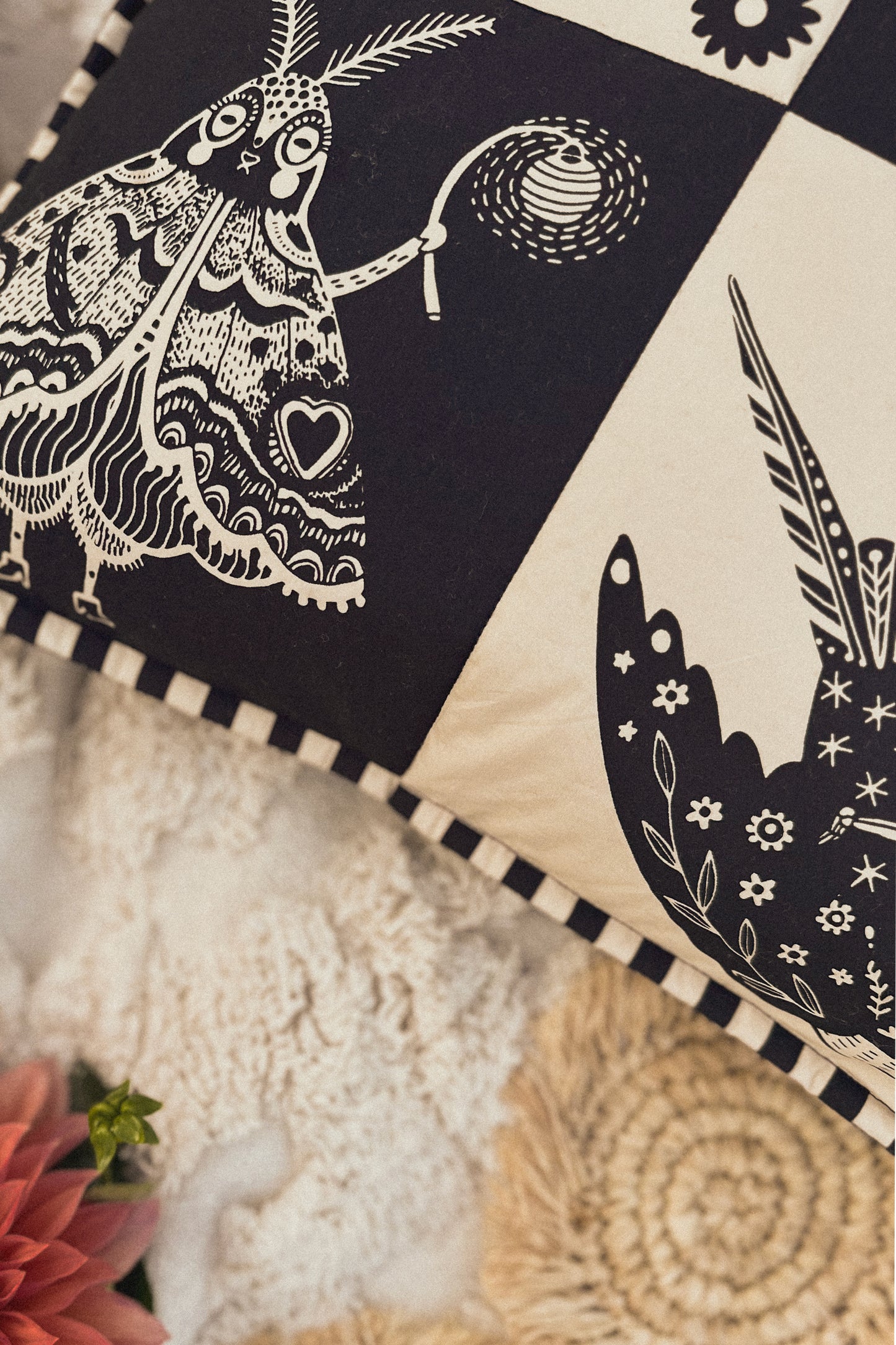 Wonderland Kissen - Vogel und Hand