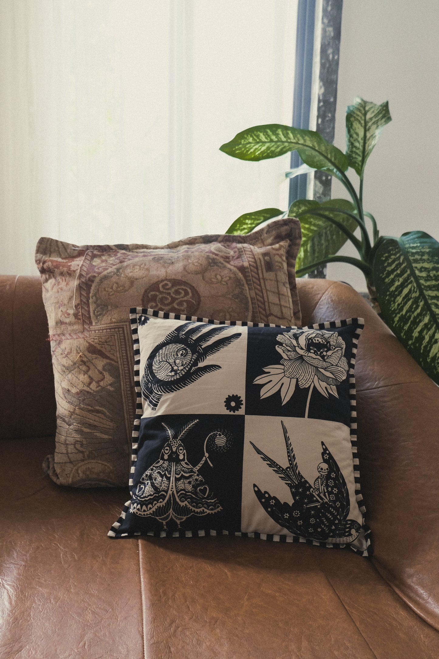 Wonderland Kissen - Vogel und Hand